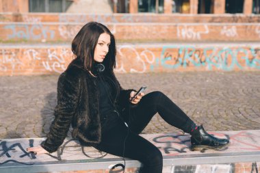 Akıllı telefon kullanan güzel bir kadın.