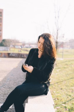 Akıllı telefon kullanan güzel bir kadın.