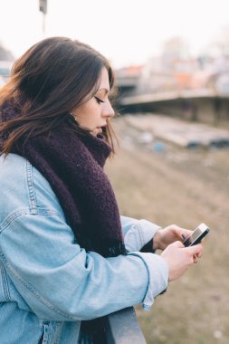 Akıllı telefon kullanan güzel bir kadın.