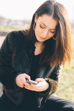 Akıllı telefon kullanan güzel bir kadın.