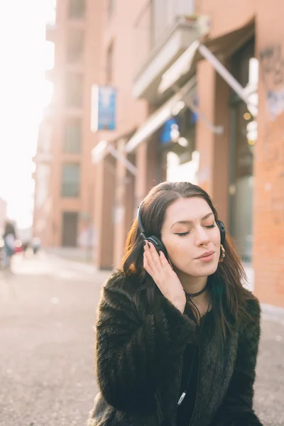 女人用耳机听音乐 — 图库照片