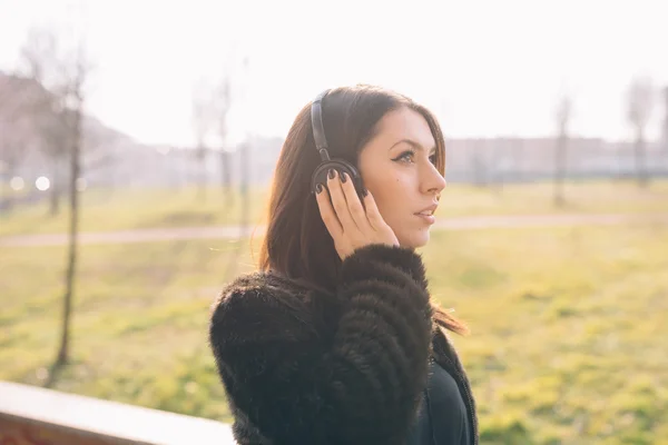 Femme écoutant de la musique avec écouteurs — Photo