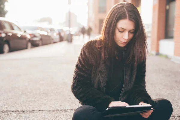 Jeune belle femme en utilisant la tablette — Photo