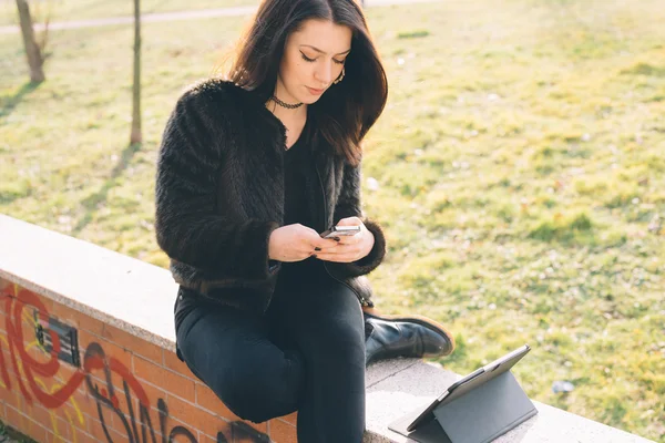 Femme utilisant une tablette et un smartphone — Photo