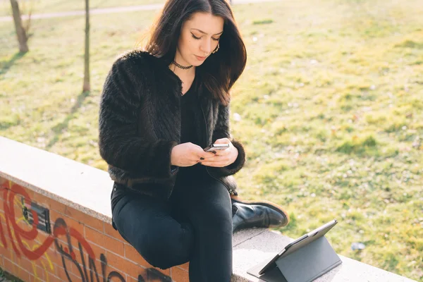 Frau nutzt Tablet und Smartphone — Stockfoto