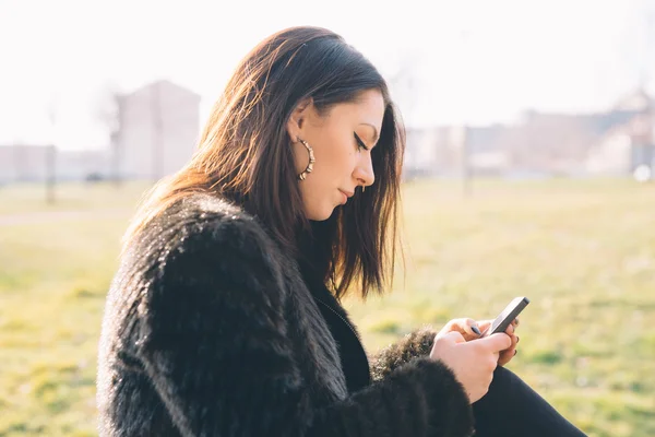 Akıllı telefon kullanan güzel bir kadın. — Stok fotoğraf