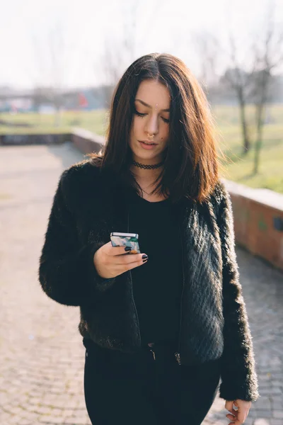 Mujer hermosa joven usando teléfono inteligente —  Fotos de Stock