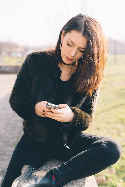 Νέα όμορφη γυναίκα χρησιμοποιώντας το smartphone — Φωτογραφία Αρχείου