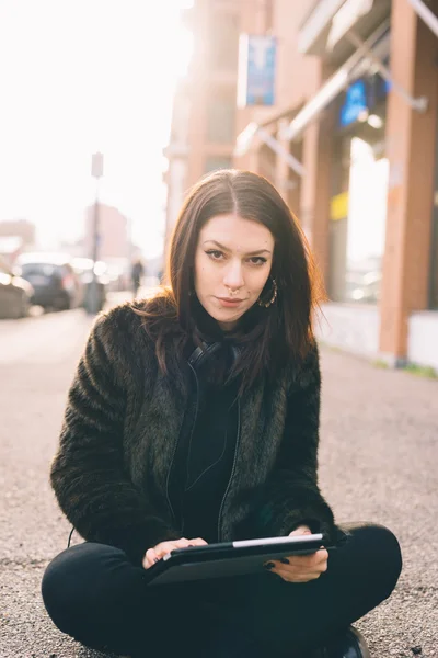 Giovane bella donna utilizzando smartphone — Foto Stock