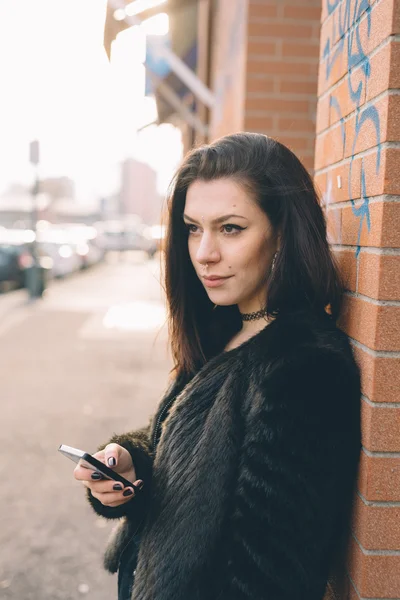 Young beautiful woman in city — Stock Photo, Image