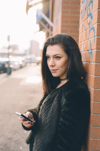 Jonge mooie vrouw in de stad — Stockfoto