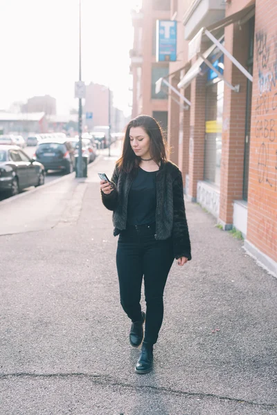 Young beautiful woman in city — Stock Photo, Image