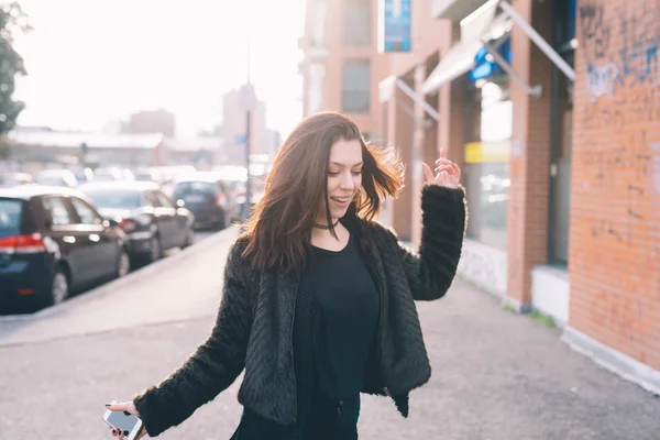 Giovane bella donna in città — Foto Stock