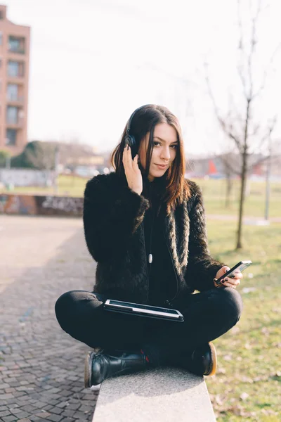 Junge schöne Frau mit Tablette — Stockfoto