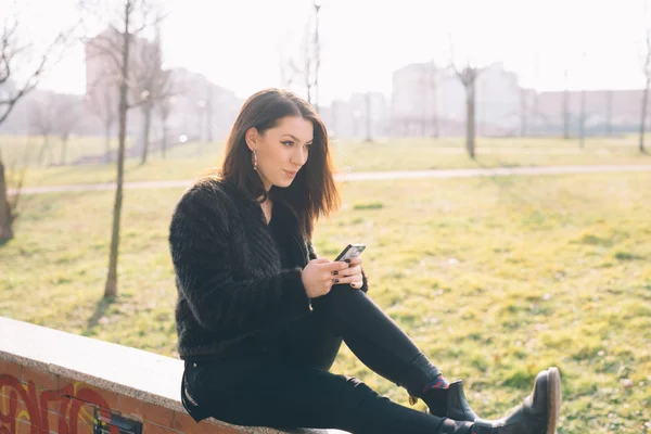 Akıllı telefon kullanan güzel bir kadın. — Stok fotoğraf