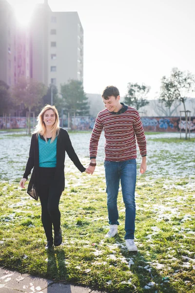 Jovens amantes casal na cidade — Fotografia de Stock