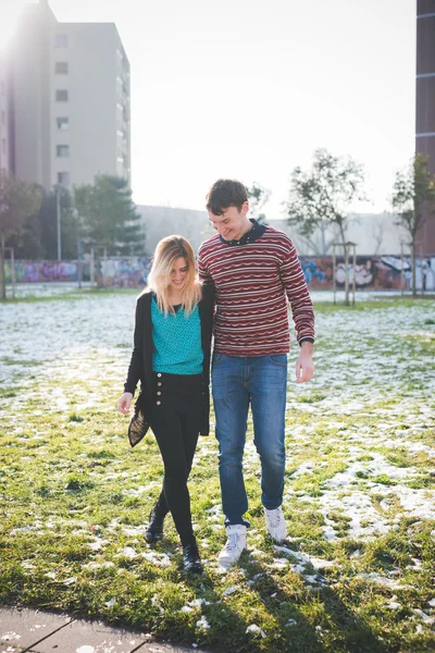 Jóvenes amantes pareja en la ciudad — Foto de Stock