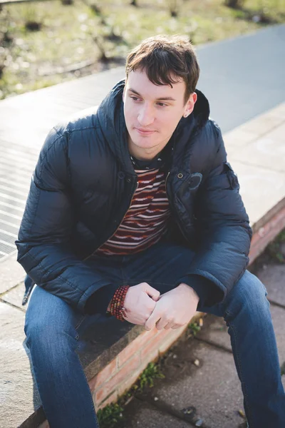 Joven hombre guapo en la ciudad —  Fotos de Stock