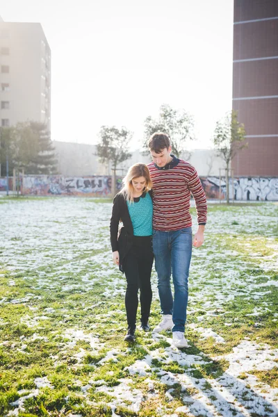 Unga älskande par i city — Stockfoto