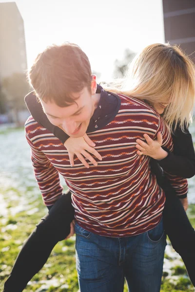 Jóvenes amantes pareja en la ciudad —  Fotos de Stock