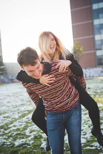 Jóvenes amantes pareja en la ciudad — Foto de Stock