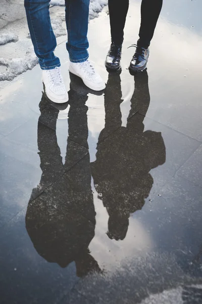 Jambes de couple amoureux sur asphalte — Photo
