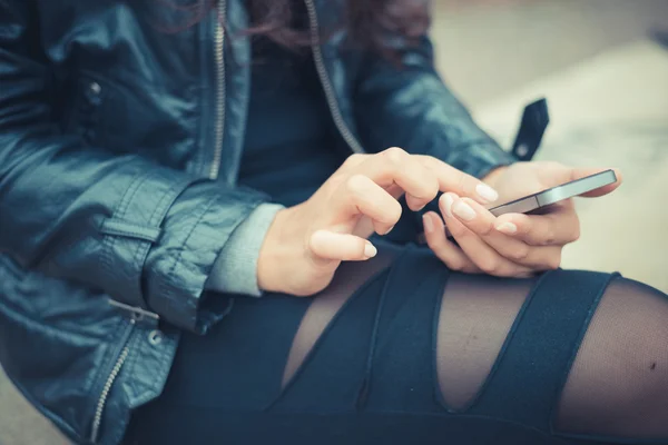 Mani della donna utilizzando Smartphone — Foto Stock