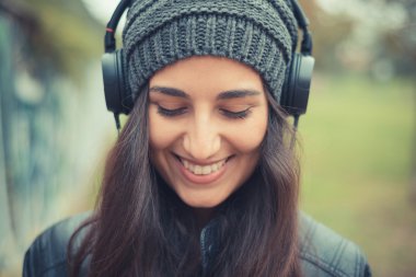 Kulaklıkla müzik dinleyen kadın