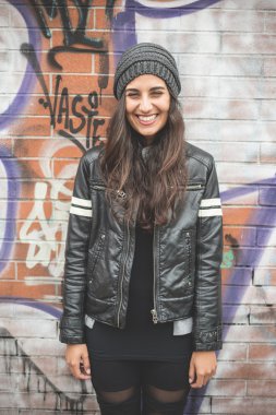 genç güzel esmer kadın