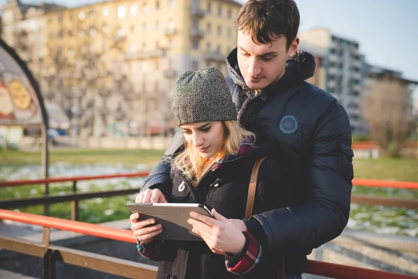 Jonge paar liefhebbers authentiek met behulp van Tablet PC — Stockfoto