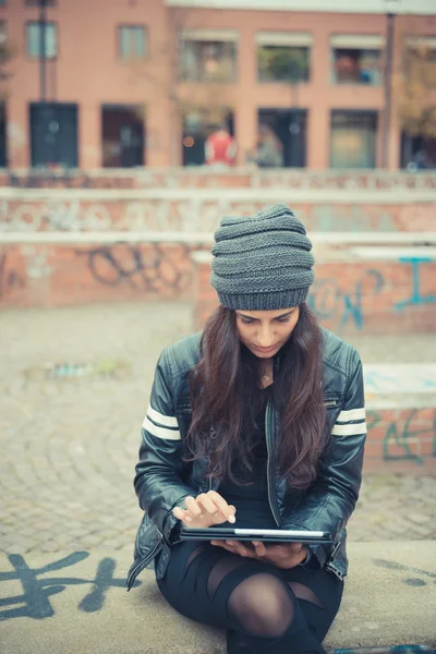 Mladá krásná bruneta žena pomocí tabletu — Stock fotografie