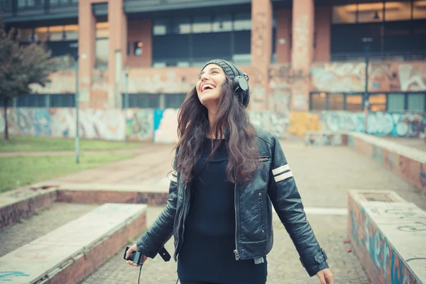 Mujer escuchando música con auriculares —  Fotos de Stock