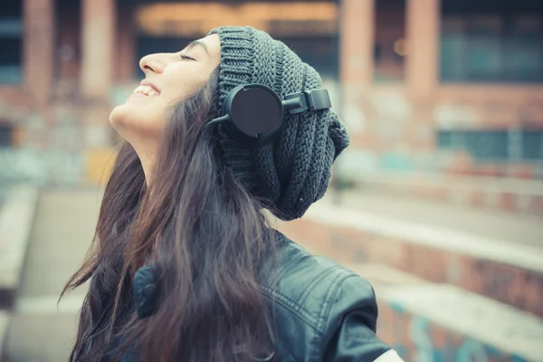 Vrouw luisteren muziek met hoofdtelefoon — Stockfoto