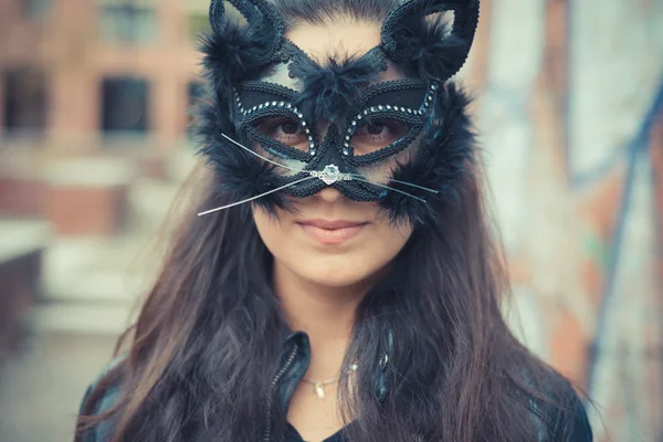Bella donna bruna in maschera di gatto — Foto Stock