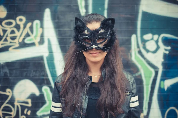 Hermosa morena mujer en gato máscara —  Fotos de Stock