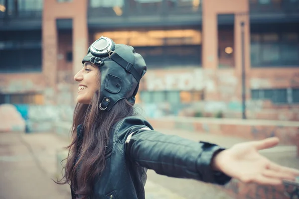 Mujer morena con gorra y gafas — Foto de Stock