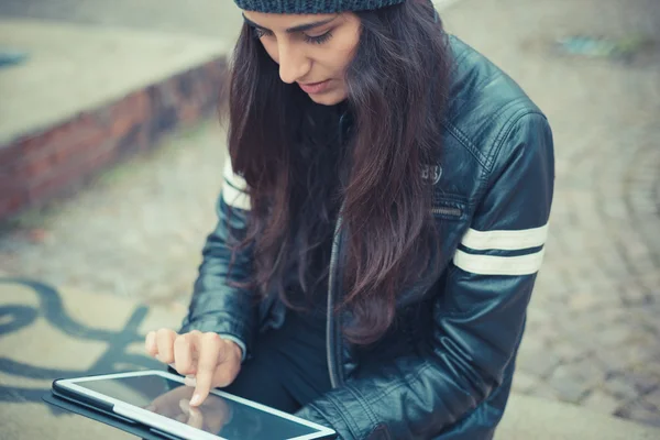 Beautiful brunette woman using tablet — Stock Photo, Image