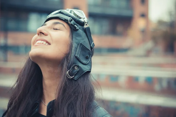 Aviador morena mujer con gorra y gafas — Foto de Stock