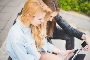 İki genç kız tablet kullanma