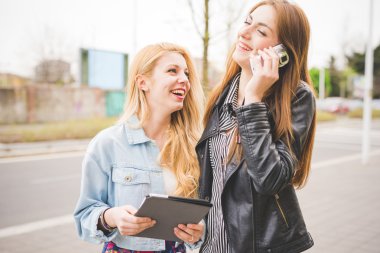 İki kız ile aygıt şehir içinde