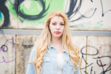 güzel sarışın kız poz