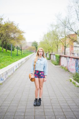 Parkta genç güzel sarışın kız