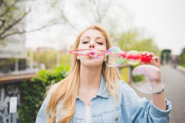 genç kız sabun köpüğü üfleme