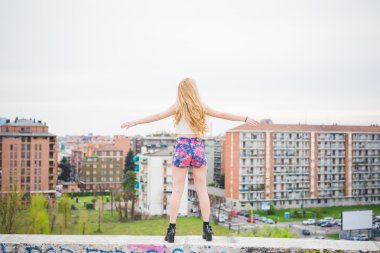 şehirde güzel sarışın kız