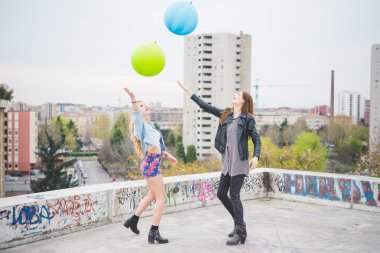 Balonlar ile oynayan iki güzel kız
