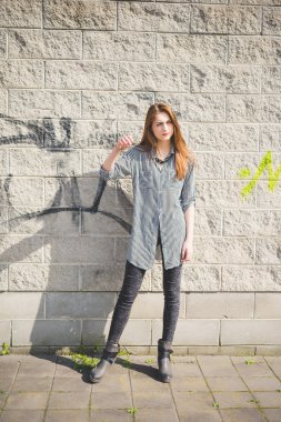 Genç yakışıklı esmer kız poz