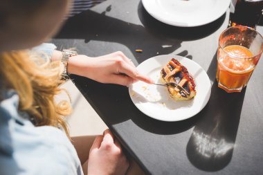 genç kız cafede yemek
