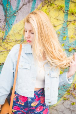 güzel sarışın kız poz