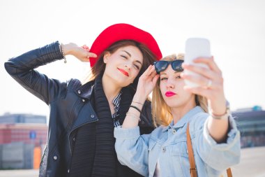 iki kız selfie şehirde alarak
