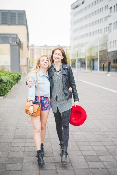 Two beautiful girls in city — Stock Photo, Image